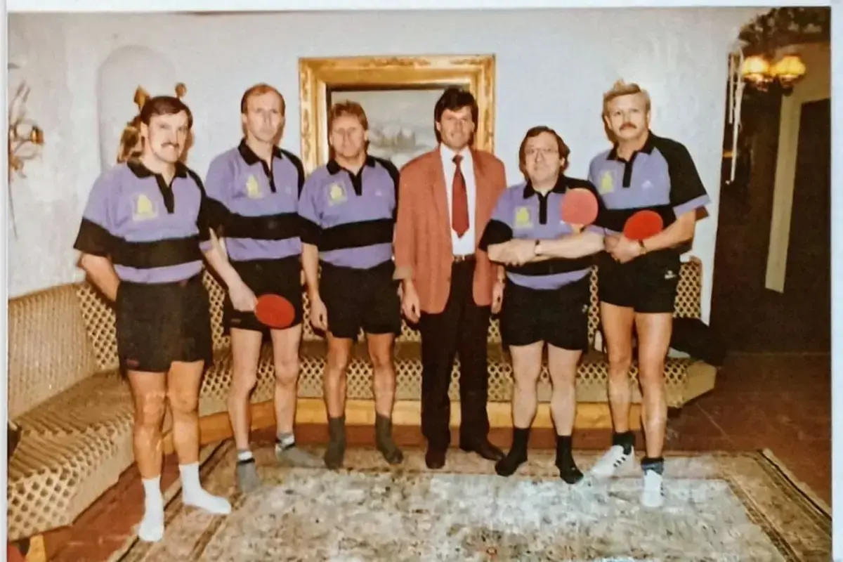 Neue Dressen für die Fulpmer. Im Bild: v.l. Tembler Hans, Troger Karl, Ebenberger Herbert, Sponsor -Josef Krösbacher (Hotel Alphof) Vogelsberger Karl, Span Siegmar.